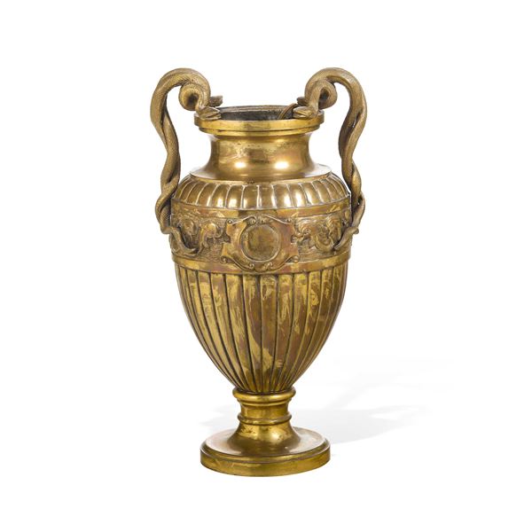 Vaso biansato in bronzo dorato e cesellato. XIX-XX secolo