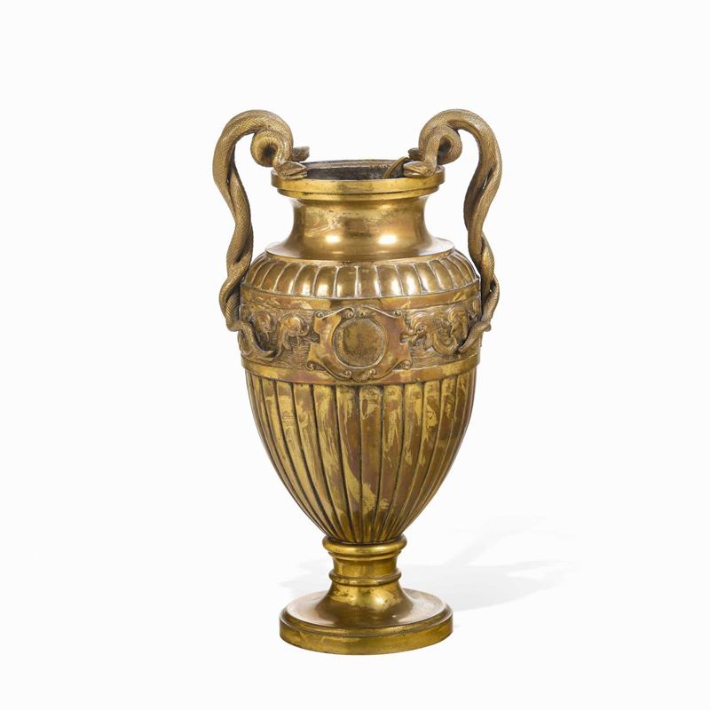 Vaso biansato in bronzo dorato e cesellato. XIX secolo  - Auction Italian Mansions - Cambi Casa d'Aste