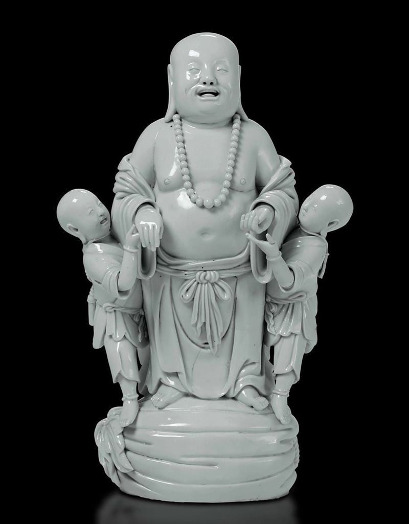 Figura di Budai con discepoli in porcellana Blanc de Chine, Cina, Dinastia Qing, XIX secolo  - Asta Fine Chinese Works of Art - Cambi Casa d'Aste