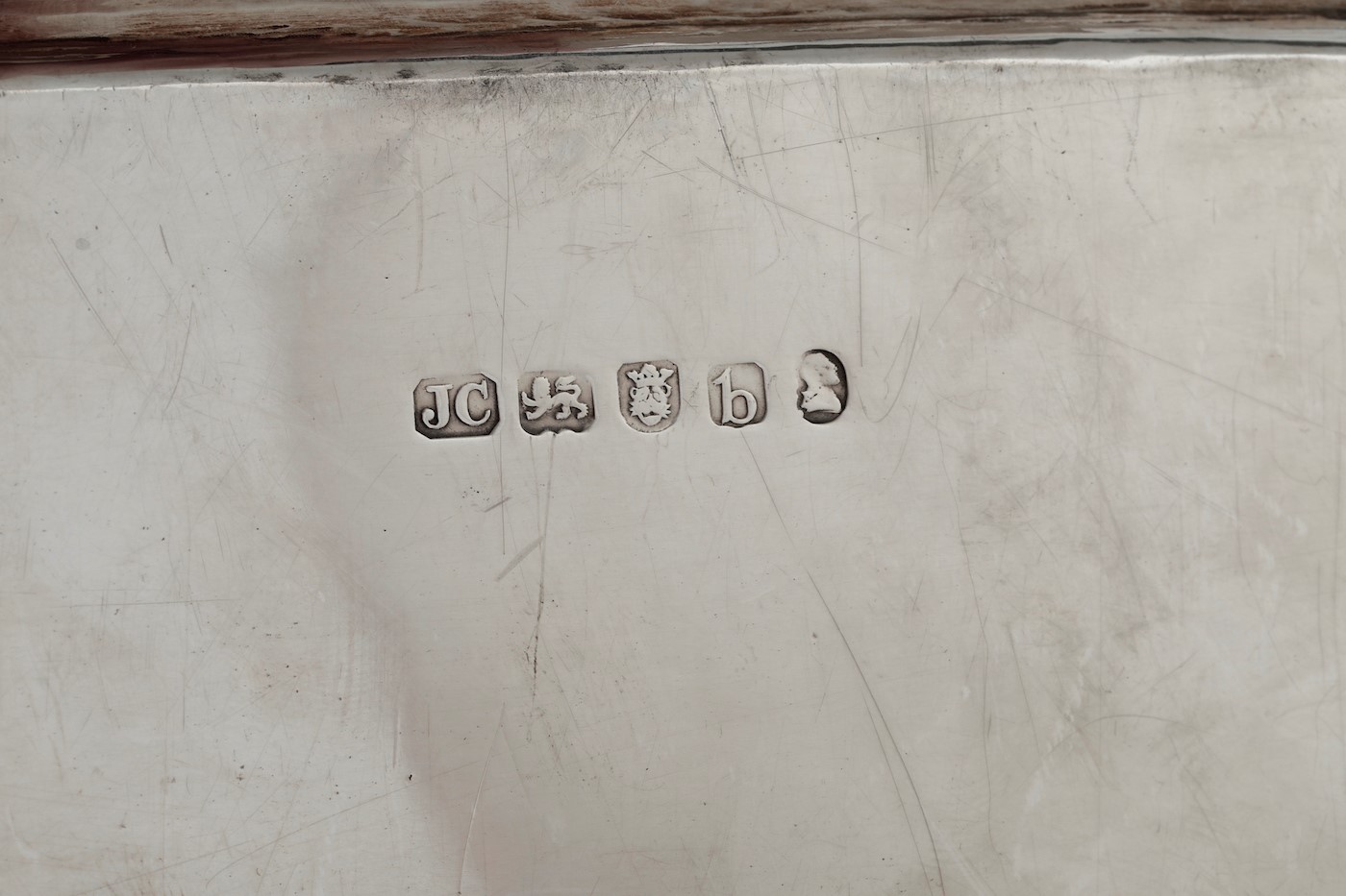 Vassoio. Argento Sterling Fuso, Sagomato e Cesellato. Bollo della Città di Londra per L'anno 1817...