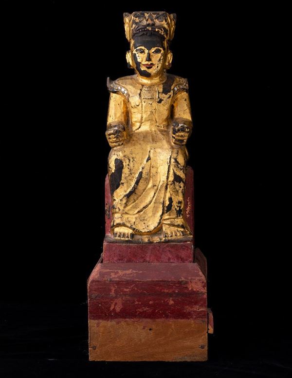 Figura di dignitario in legno laccato e dorato, Thailandia, XIX secolo