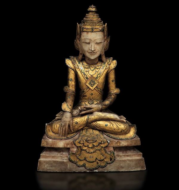 Grande figura di Buddha Sakyamuni in alabastro e legno dorato, Thailandia, prima metà XIX secolo