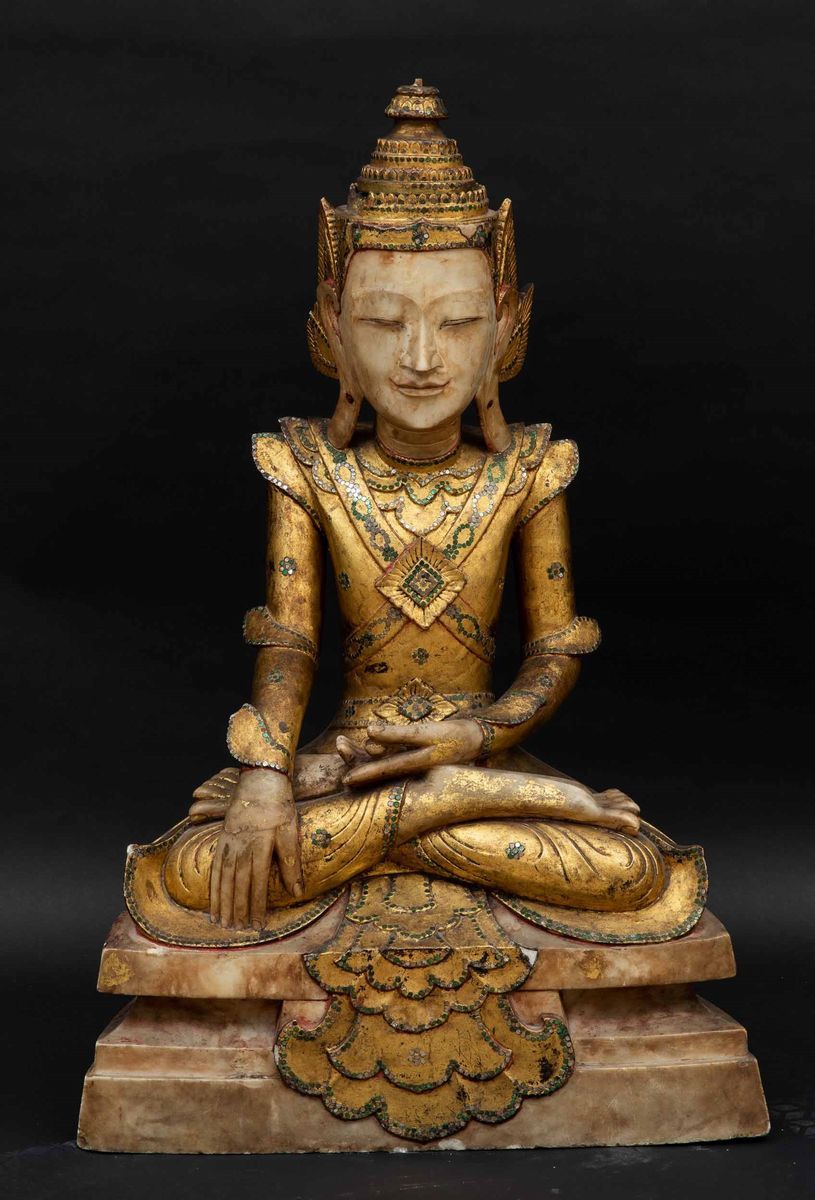Grande Figura di Buddha Sakyamuni in Alabastro e Legno Dorato, Thailandia, Prima Metà XIX Secolo