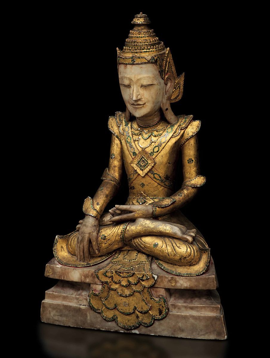 Grande Figura di Buddha Sakyamuni in Alabastro e Legno Dorato, Thailandia, Prima Metà XIX Secolo