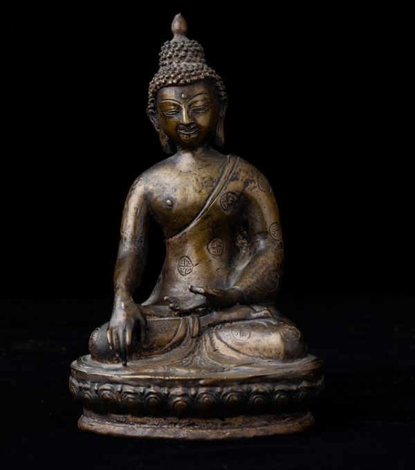 Figura di Buddha Sakyamuni seduto su fiore di loto in bronzo, Tibet, XIX secolo