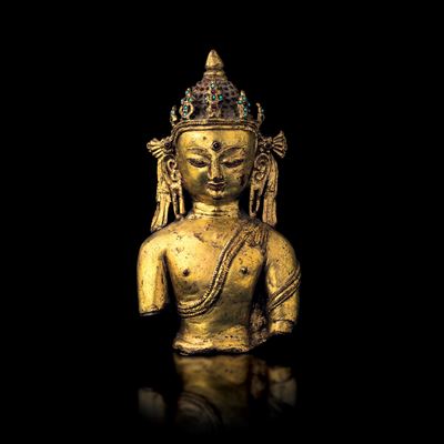 Busto di Buddha Incoronato in Bronzo Dorato con Innesti di Pietre Dure e Turchese, Tibet, XVII Se...