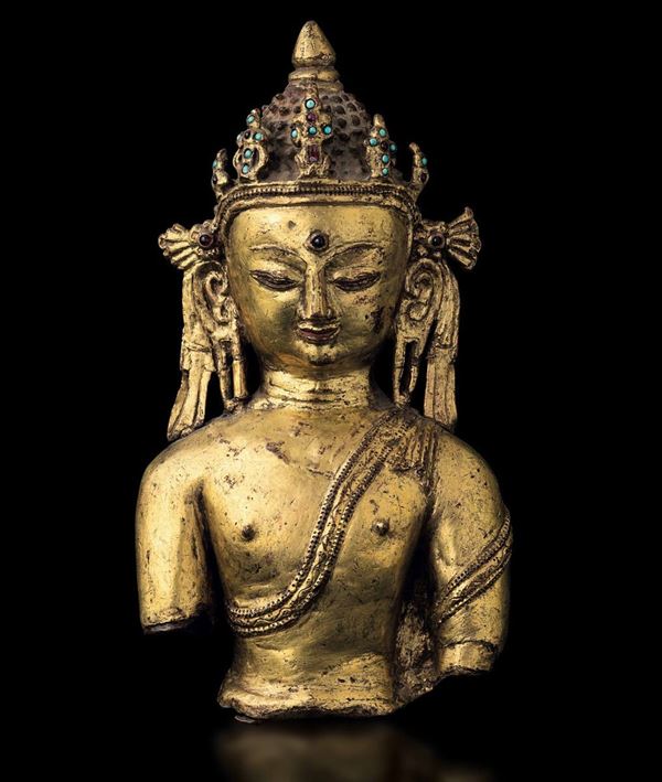 Busto di Buddha incoronato in bronzo dorato con innesti di pietre dure e turchese, Tibet, XVII secolo