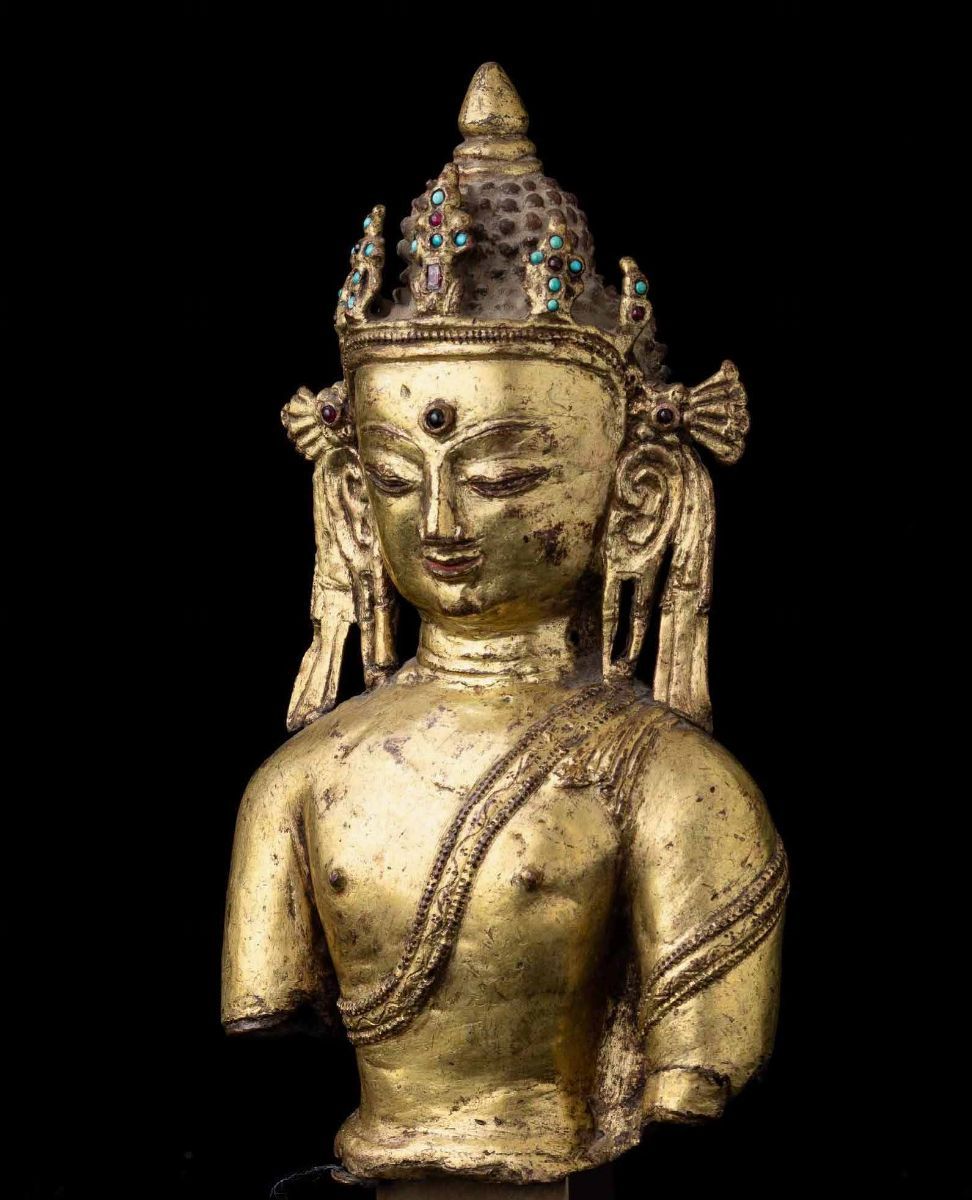 Busto di Buddha Incoronato in Bronzo Dorato con Innesti di Pietre Dure e Turchese, Tibet, XVII Se...