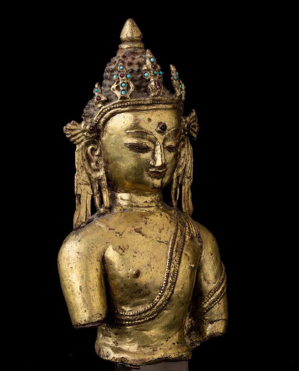 Busto di Buddha Incoronato in Bronzo Dorato con Innesti di Pietre Dure e Turchese, Tibet, XVII Se...