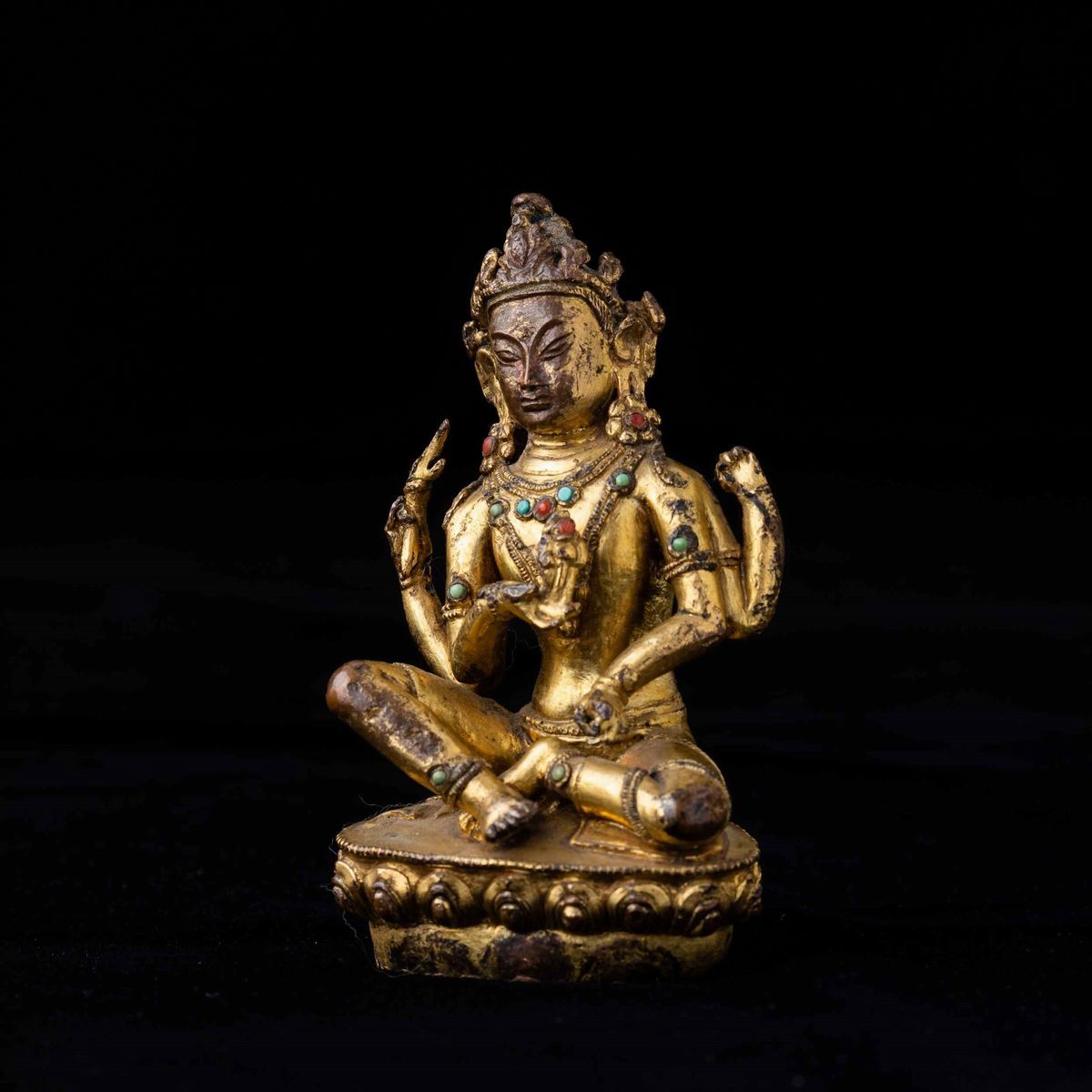 Figura di Avalokitesvara Seduta su Fiore di Loto in Bronzo Dorato con Tracce di Policromia e Inne...