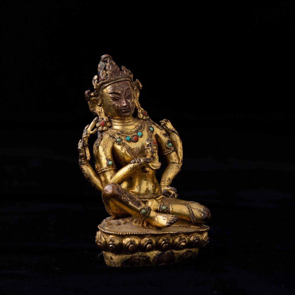 Figura di Avalokitesvara Seduta su Fiore di Loto in Bronzo Dorato con Tracce di Policromia e Inne...