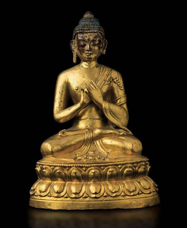 Figura di Buddha seduto su doppio fiore di loto in bronzo con tracce di policromia, Tibet, XVIII secolo
