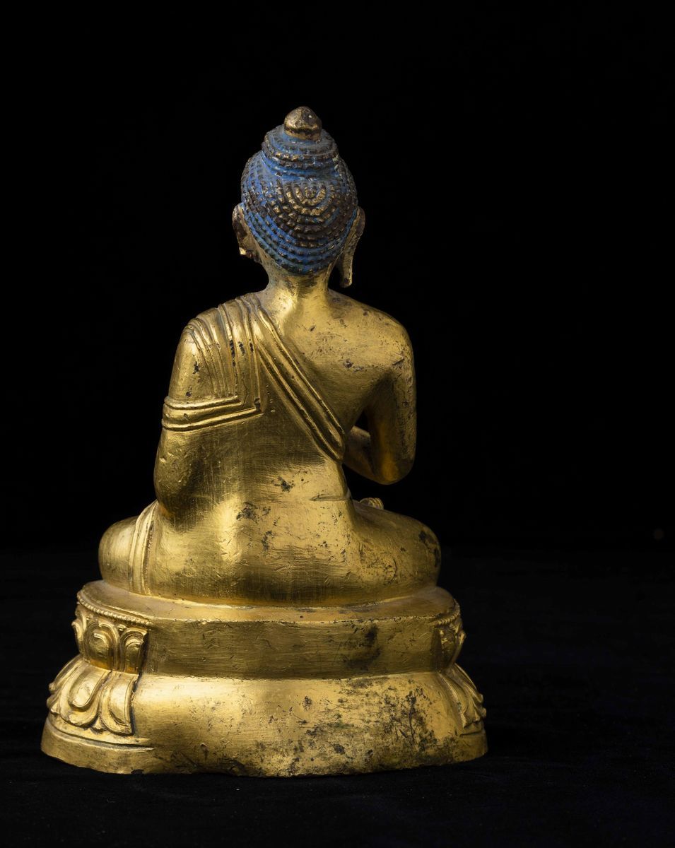 Figura di Buddha Seduto su Doppio Fiore di Loto in Bronzo con Tracce di Policromia, Tibet, XVIII ...
