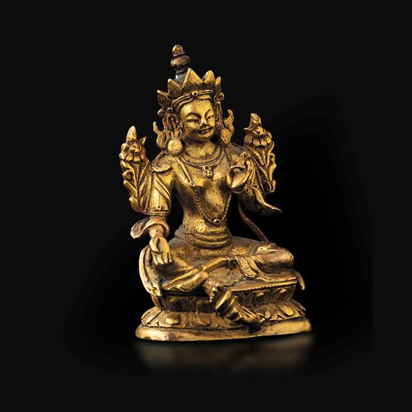 Figura di Tara seduta su doppio fiore di loto in bronzo dorato, Cina, Dinastia Qing, epoca Qianlong (1736-1796)