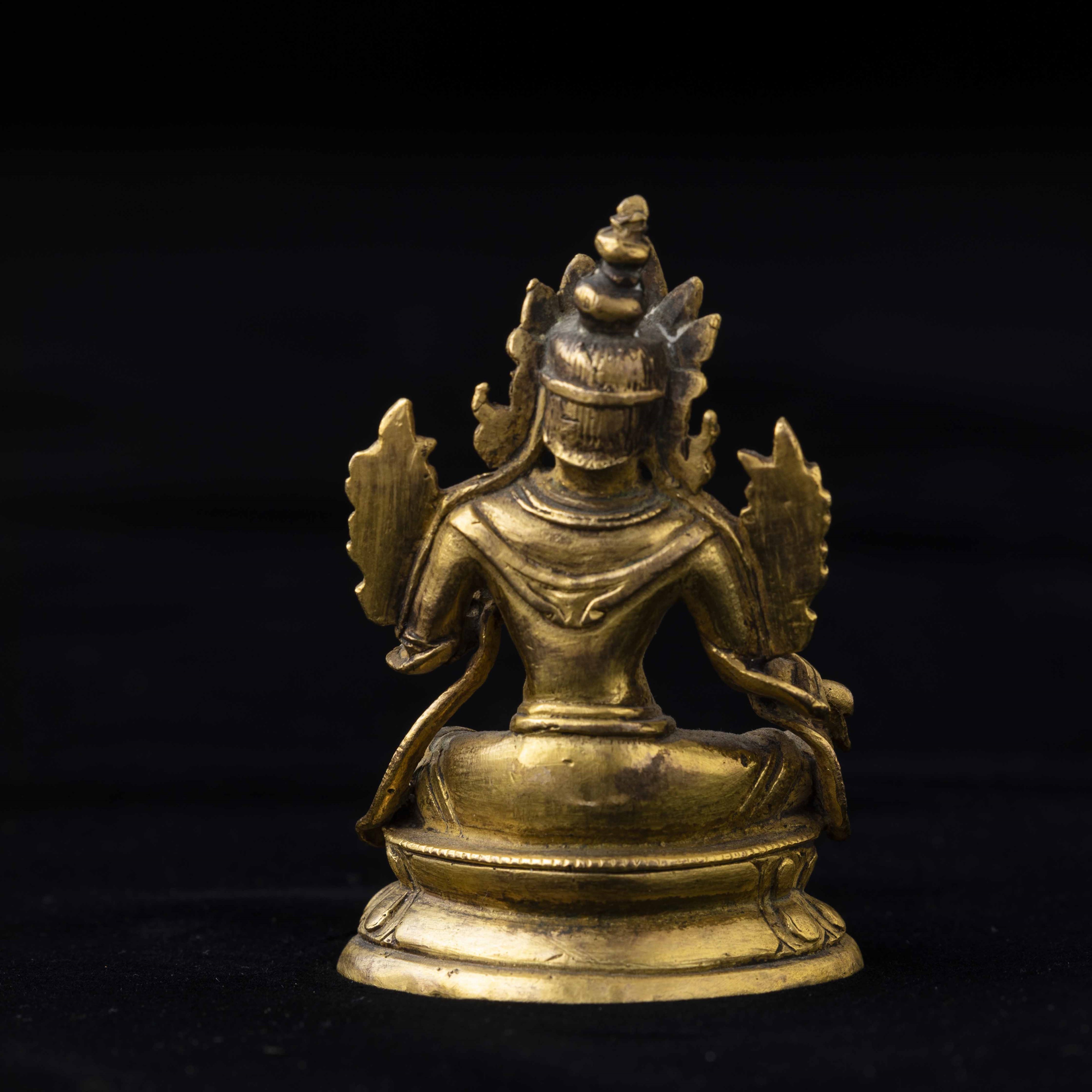 Figura di Tara Seduta su Doppio Fiore di Loto in Bronzo Dorato, Cina, Dinastia Qing, Epoca Qianlo...