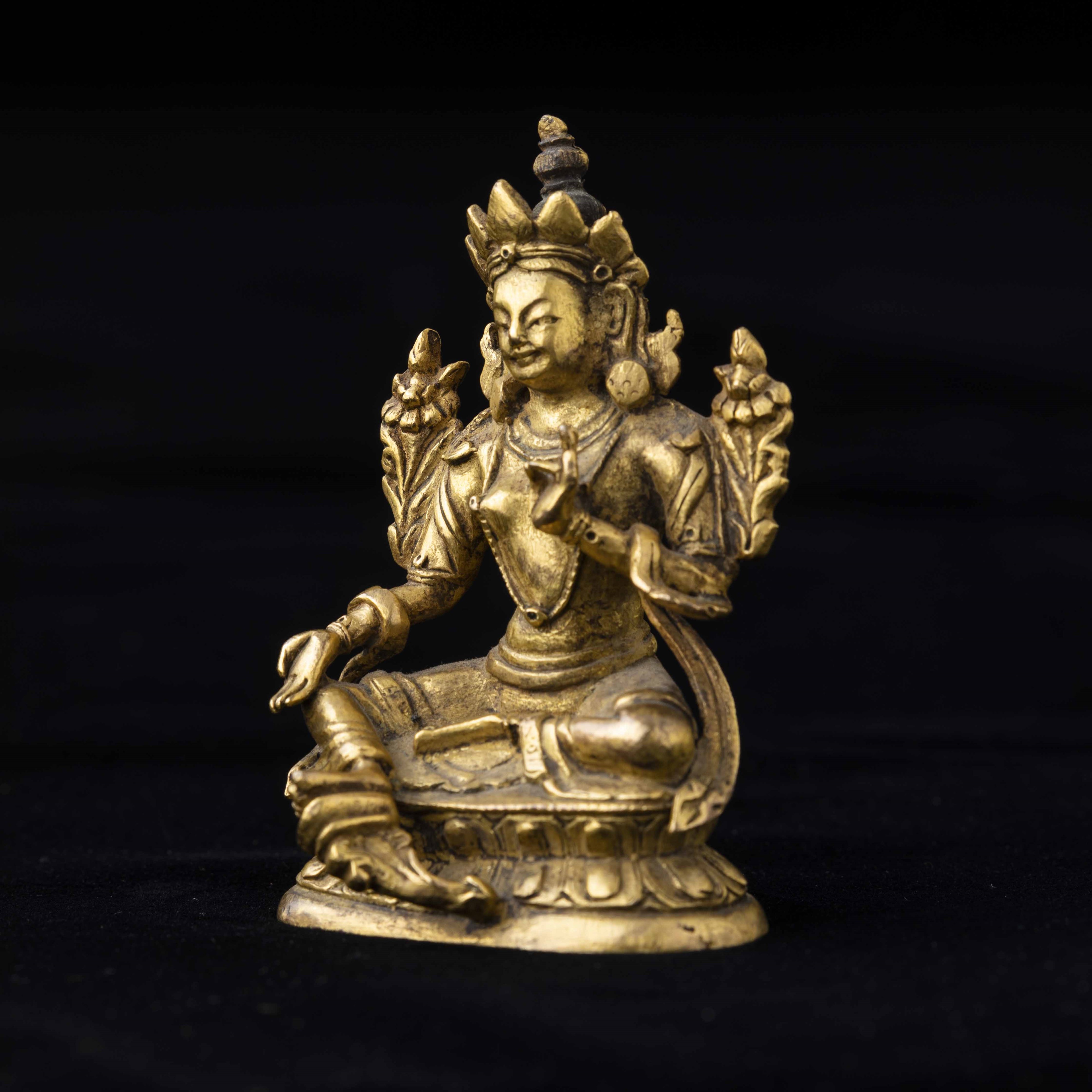 Figura di Tara Seduta su Doppio Fiore di Loto in Bronzo Dorato, Cina, Dinastia Qing, Epoca Qianlo...