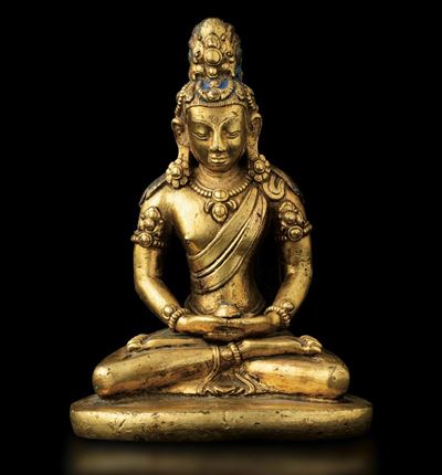 Figura di Buddha Amitayus in Bronzo Dorato con Tracce di Policromia, Cina, Dinastia Ming, XV Seco...