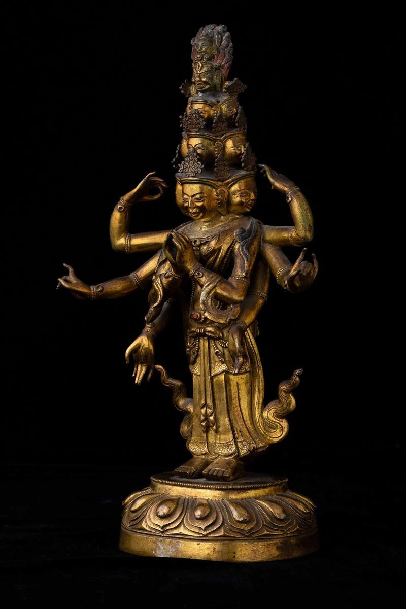 Figura di Ekadasamukha-avalokitesvara Eretto su Fiore di Loto in Bronzo Dorato con Tracce di Poli...