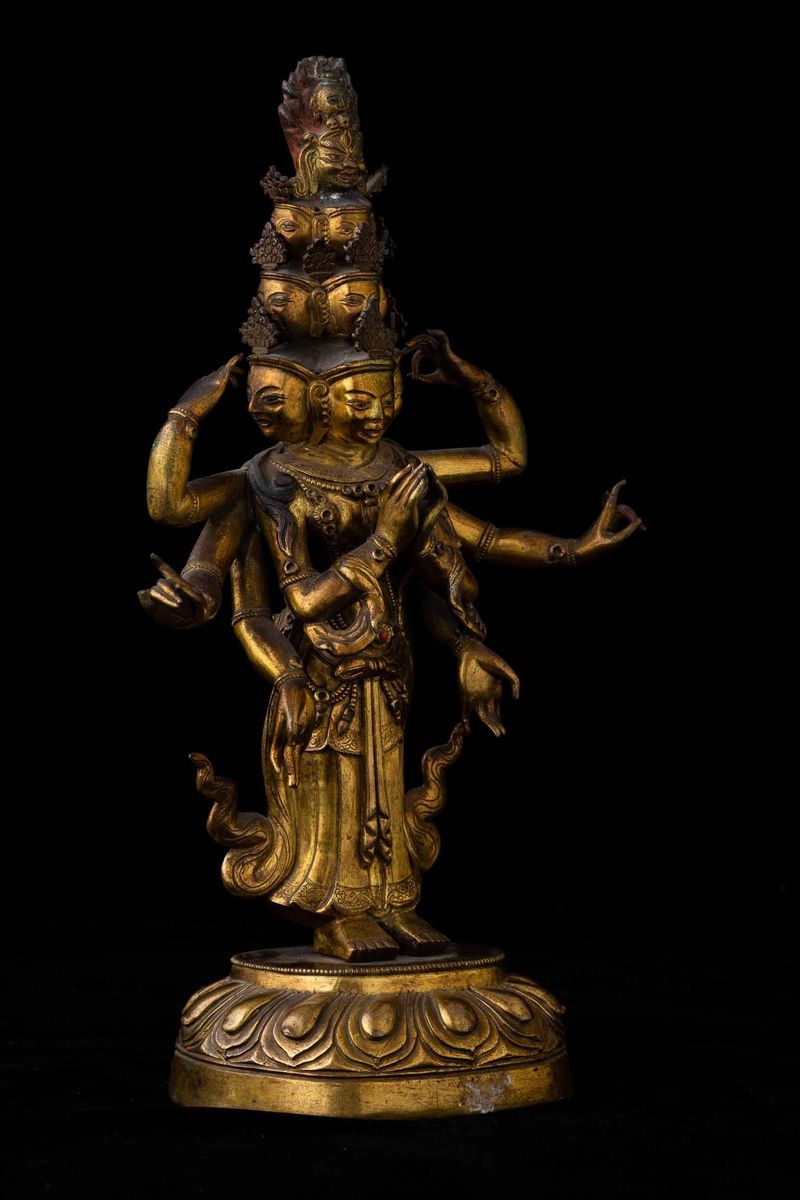 Figura di Ekadasamukha-avalokitesvara Eretto su Fiore di Loto in Bronzo Dorato con Tracce di Poli...