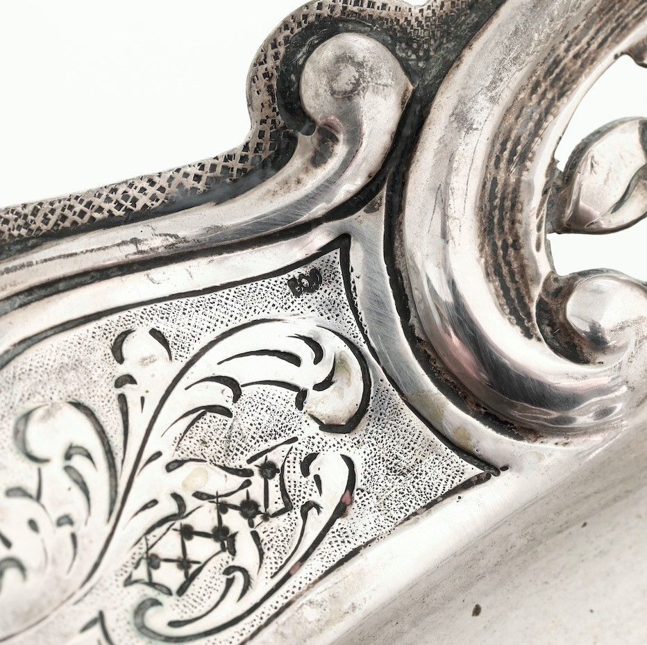 Coppia di Vassoi in Argento Fuso, Sagomato e Cesellato. Argenteria Artistica Italiana del XX Seco...