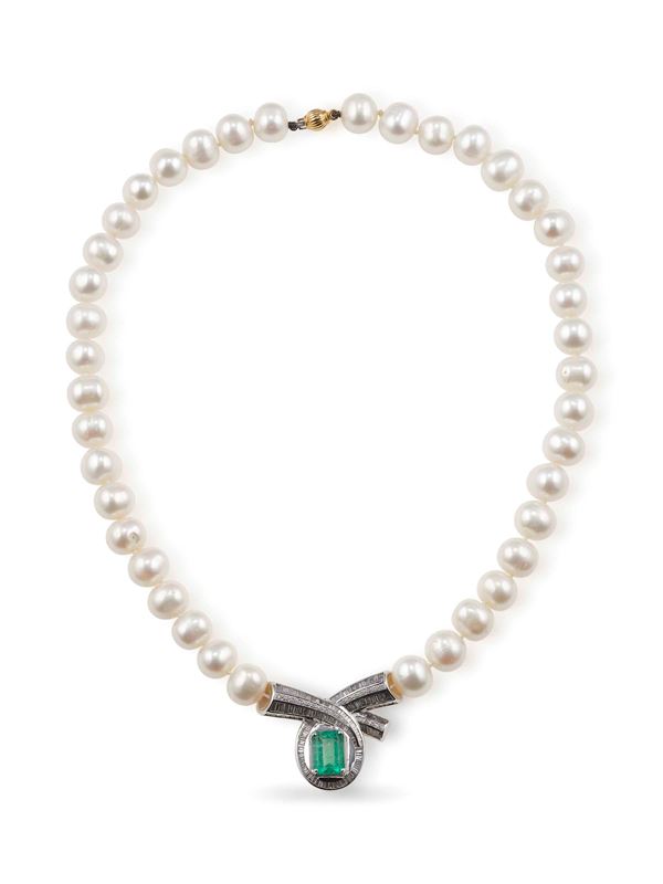 Girocollo con perle coltivate, smeraldo Colombia di ct 3.50 circa e diamanti