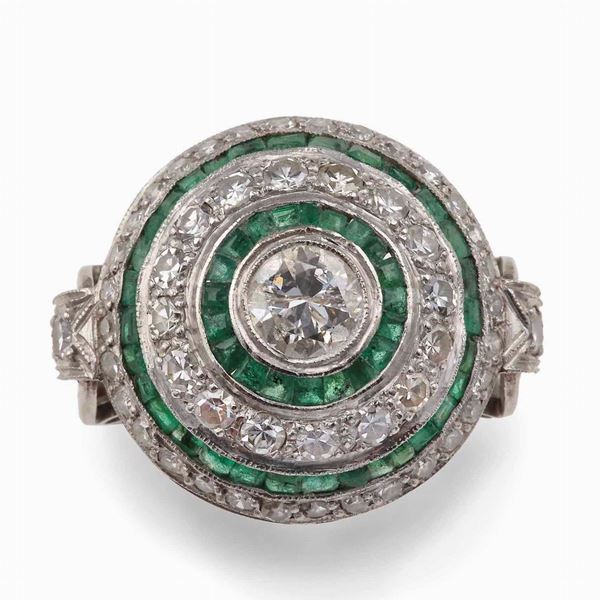 Anello con diamante centrale e smeraldi e diamanti taglio huit-huit a contorno
