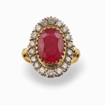 Anello con Rubino Taglio Ovale e Diamanti Taglio Brillante