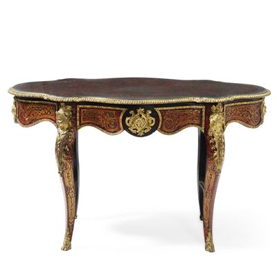 Tavolo in Stile Boulle Lastronato e Intarsiato in Finta Tartaruga e Ottone. XIX-XX Secolo