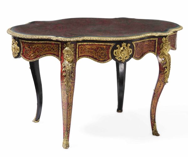 Tavolo in stile Boulle lastronato e intarsiato in finta tartaruga e ottone. XIX-XX secolo