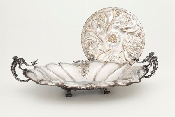 Un piatto e un vassoio in metallo placcato in argento fuso, sbalzato e cesellato. Argenteria artistica italiana del XX secolo