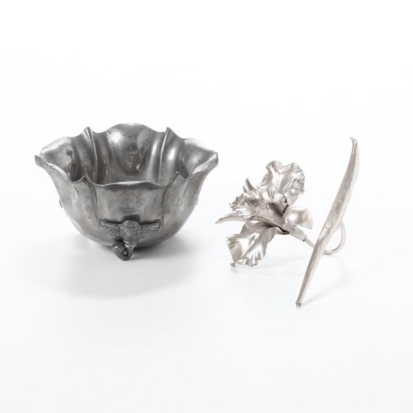 Iris e coppa in argento. Argenteria artistica italiana del XX-XXI secolo