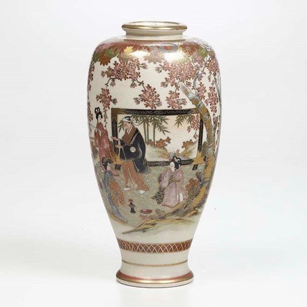 Vaso in porcellana Satsuma con fanciulle saggio entro paesaggio, Giappone, XX secolo
