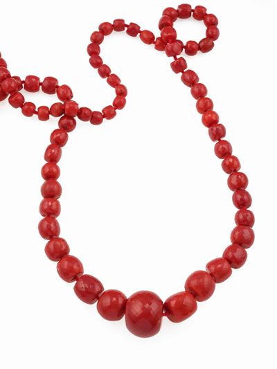 Collana lunga in oro giallo 750/1000 con grandi boules di corallo sfaccettato