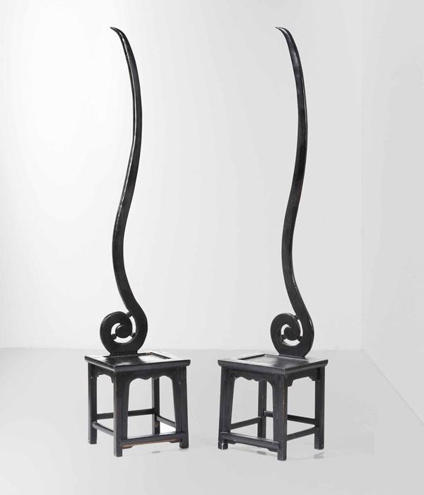 Due sedie con schienale scultoreo