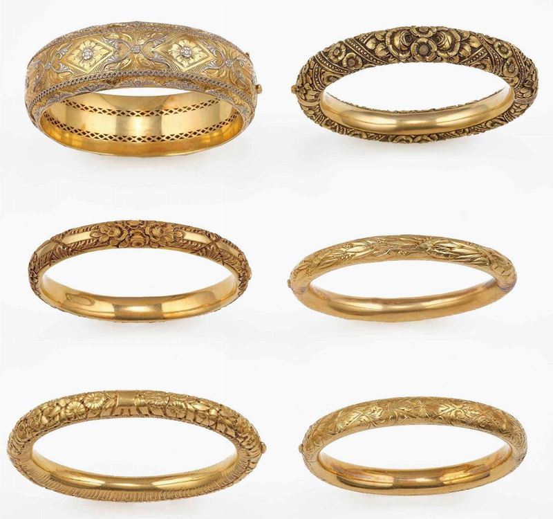 Six carved gold bangles  - Auction Fine and Coral Jewels - Cambi Casa d'Aste