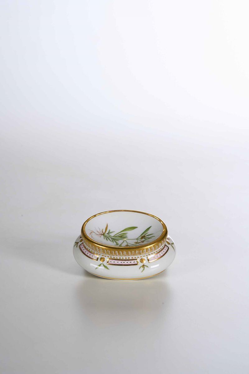 Saliera dal Servizio Flora Danica Danimarca, Manifattura Royal Copenhagen, 1963  - Asta Maioliche e Porcellane - Cambi Casa d'Aste