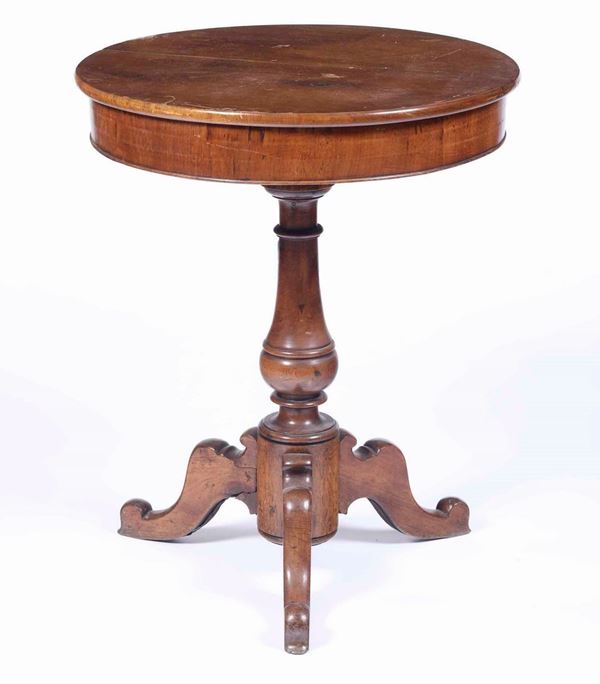 Tavolino con piano circolare in legno. XIX secolo