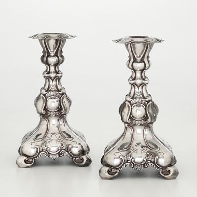 Coppia di Candelieri. Argento Fuso e Sagomato. Svezia Metà del XX Secolo