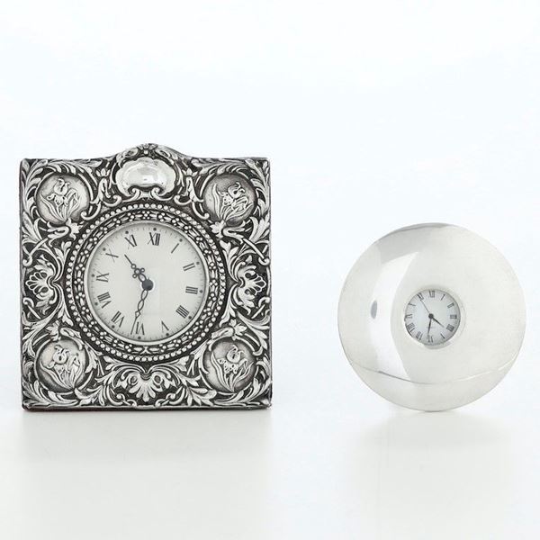 Due orologi rivestiti in lamina d’argento. Argenteria artistica italiana del XX-XXI secolo