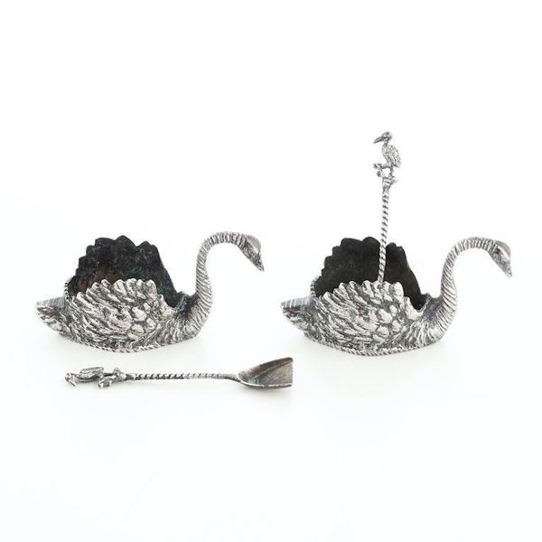 Coppia di salierine a foggia di cigni in argento fuso e cesellato. Argenteria artistica italiana del XX secolo
