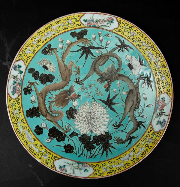 Piatto in porcellana con figure di draghi e decori floreali, Cina, Dinastia Qing, XIX secolo