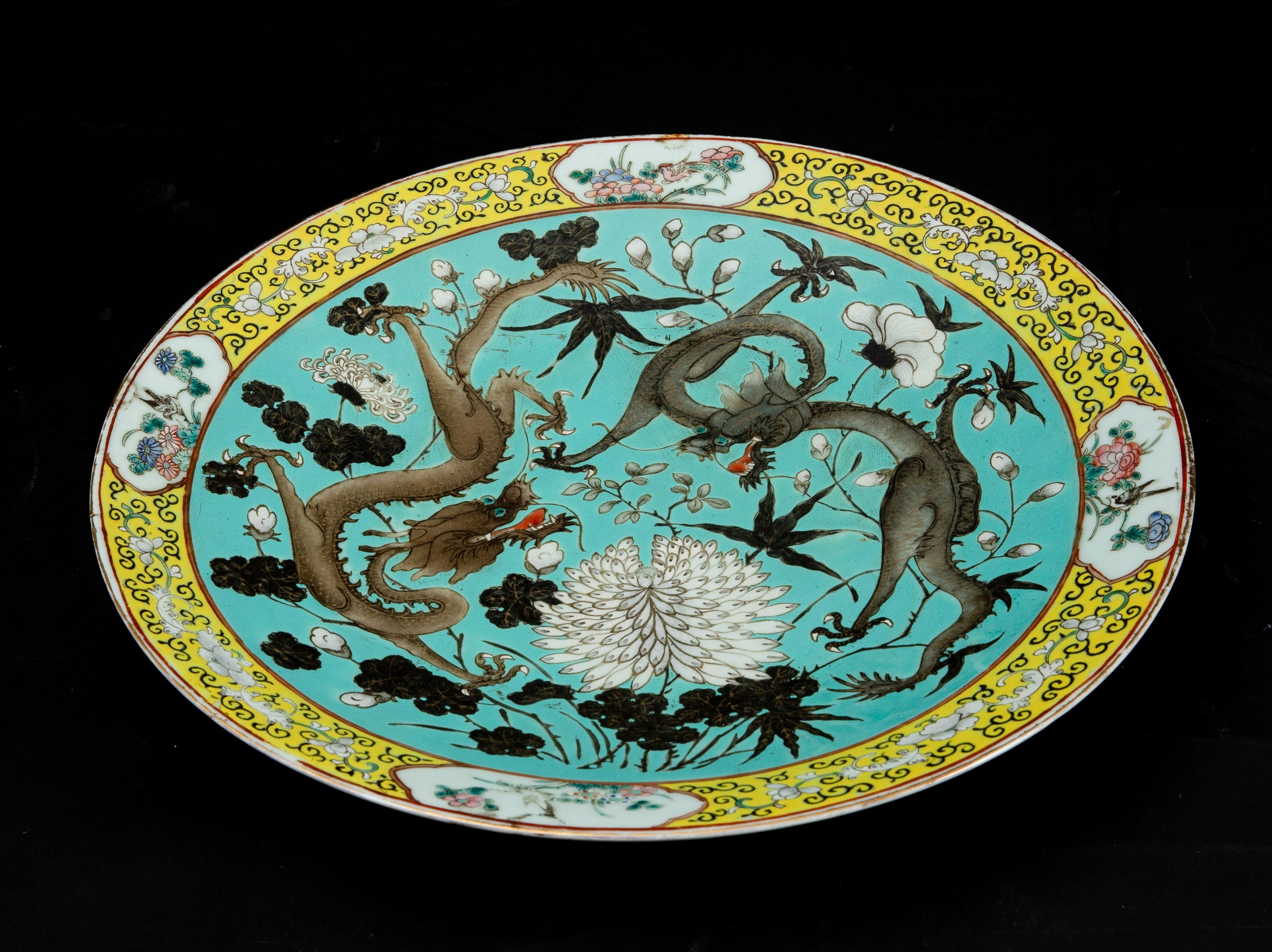 Piatto in Porcellana con Figure di Draghi e Decori Floreali, Cina, Dinastia Qing, XIX Secolo