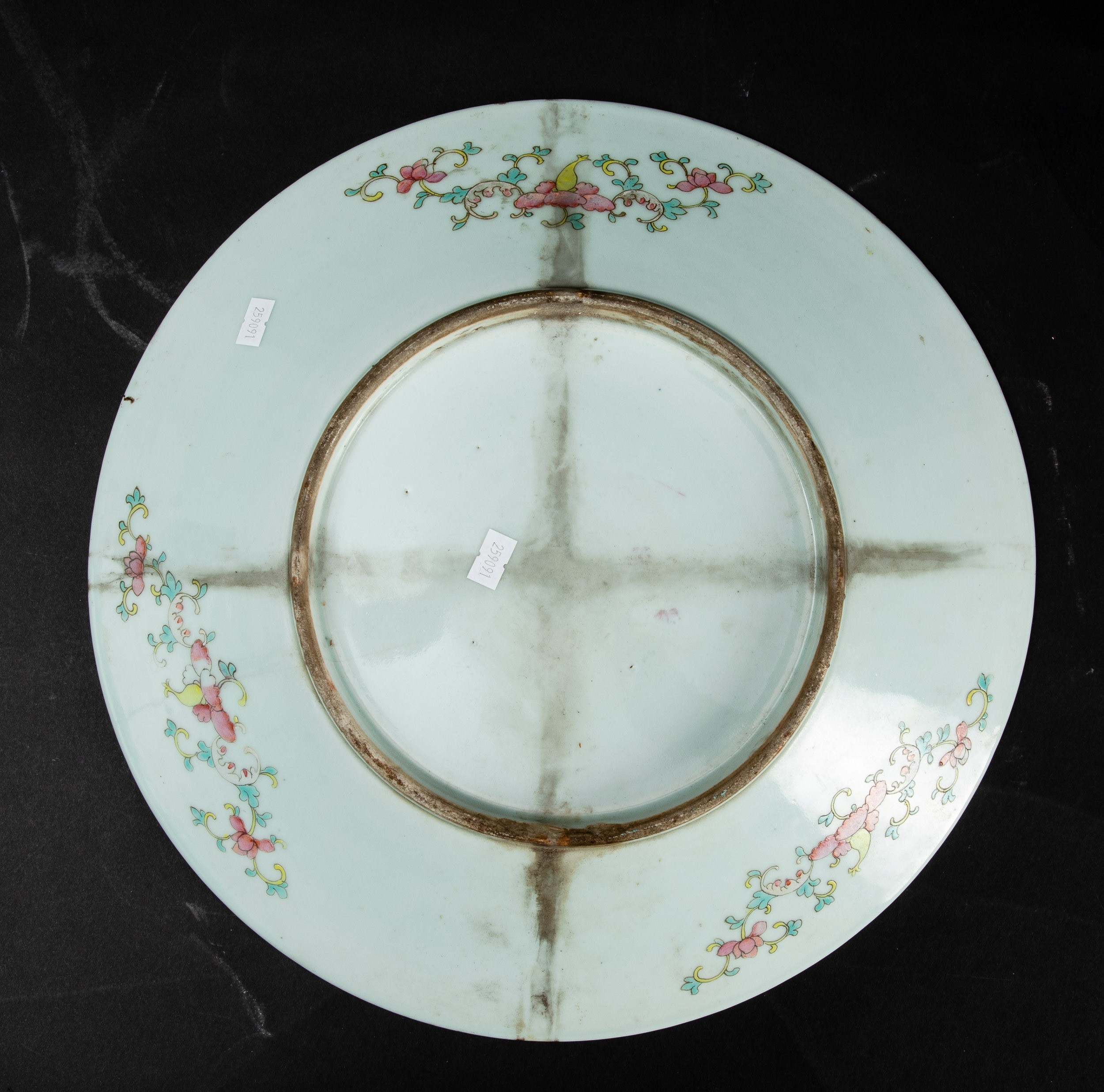 Piatto in Porcellana con Figure di Draghi e Decori Floreali, Cina, Dinastia Qing, XIX Secolo
