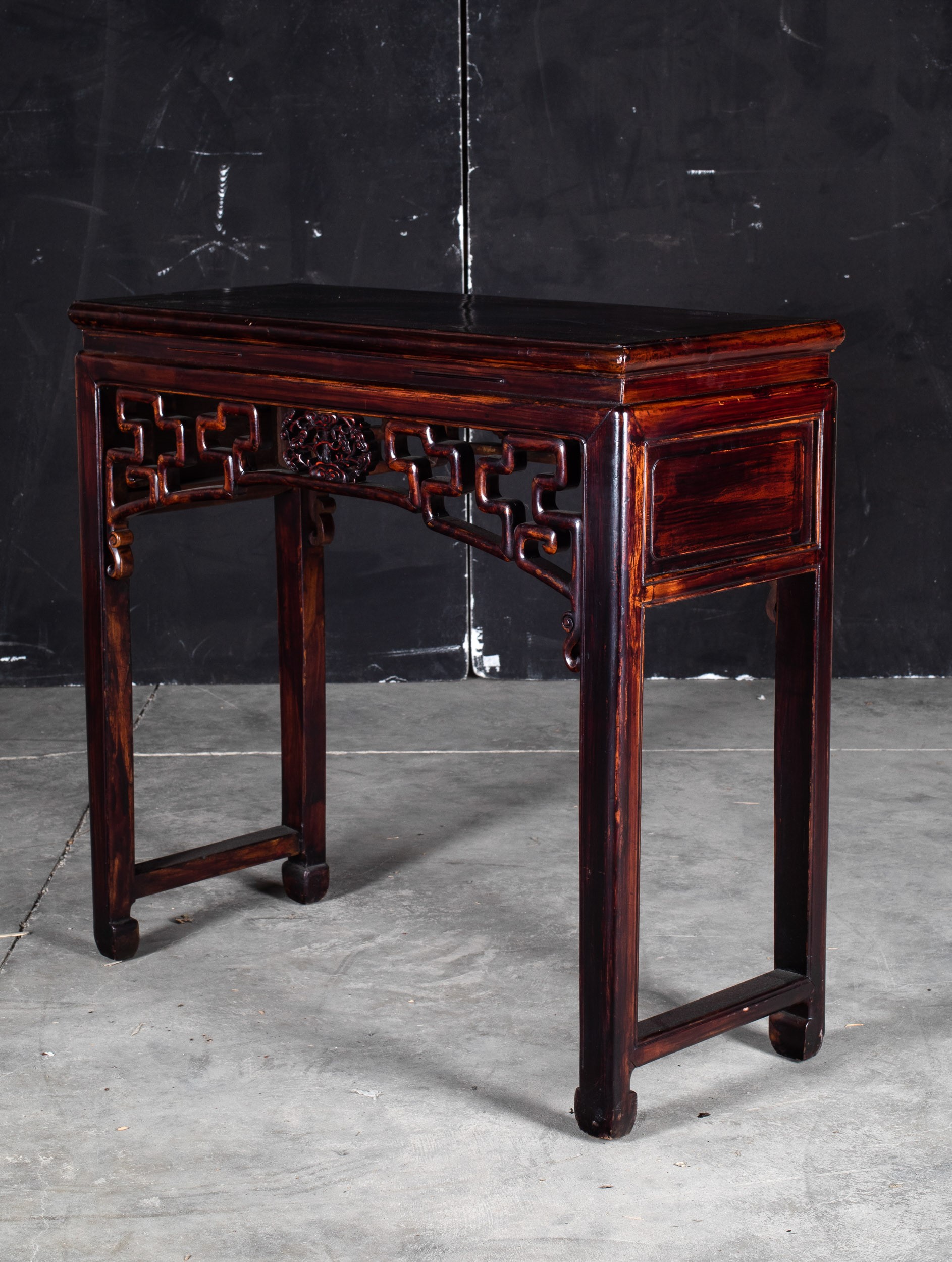 Cina, Consolle con sedia in legno con decori naturalistici, XX secolo
