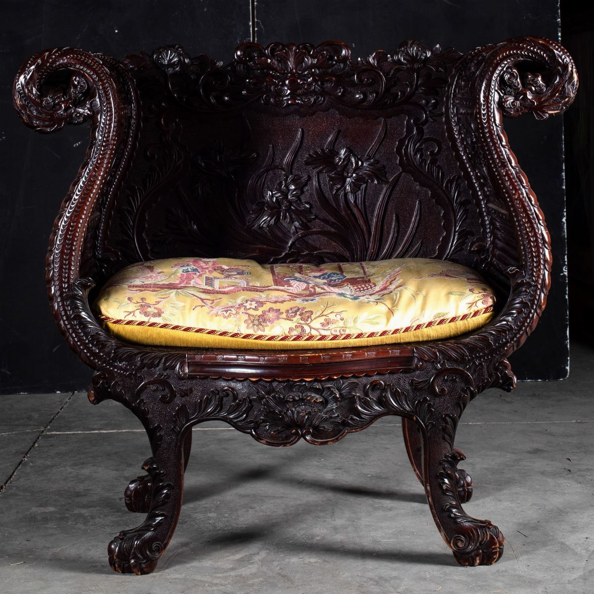 Sedia Scolpita in Legno con Decori Vegetali, Cina, Dinastia Qing, XIX Secolo