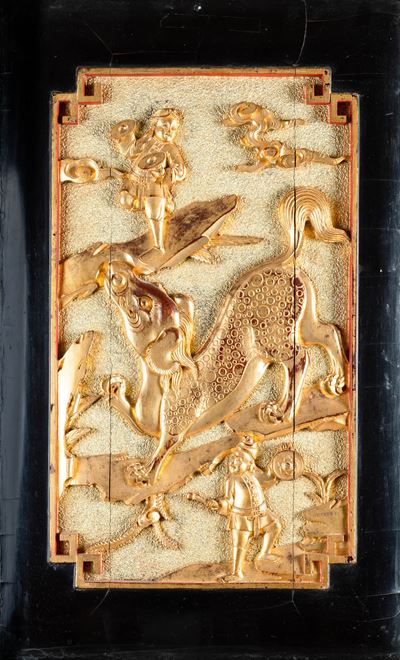Cina, Tre pannelli in legno laccato e dorato con soggetti naturalistici, animali e personaggi, Di...