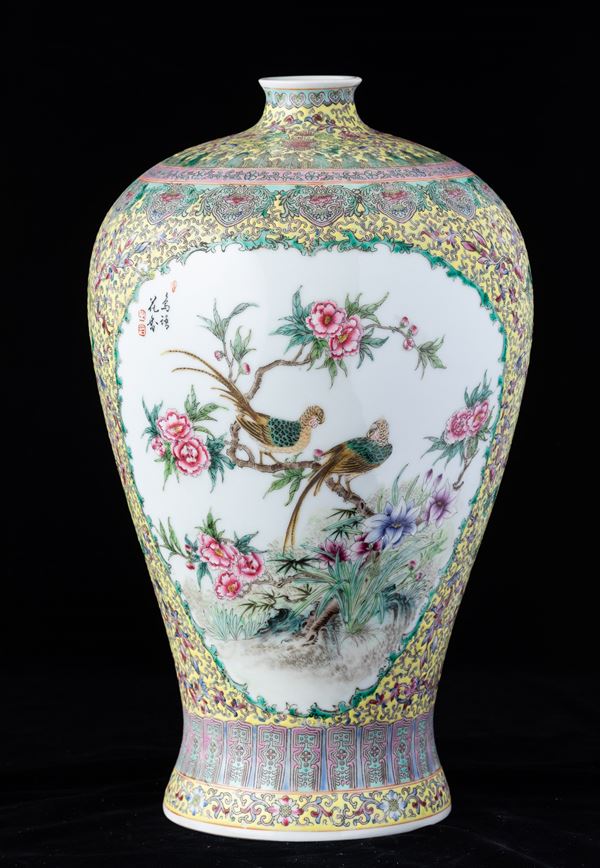 Vaso Meiping in porcellana con soggetti naturalistici entro riserve e decori floreali su fondo giallo, Cina, Dinastia Qing, XIX secolo