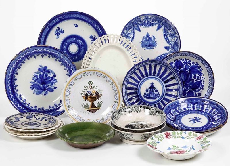 Diversi piatti in ceramica  - Asta Maioliche, Porcellane e Vetri | Cambi Time - Cambi Casa d'Aste