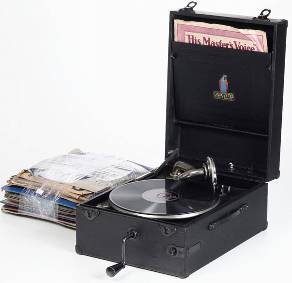 Fonografo in cassetta con dischi