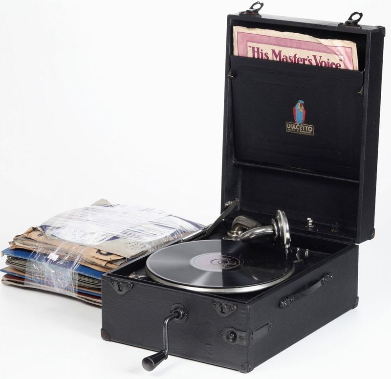 Fonografo in cassetta con dischi  - Asta Antiquariato Giugno | Cambi Time - Cambi Casa d'Aste